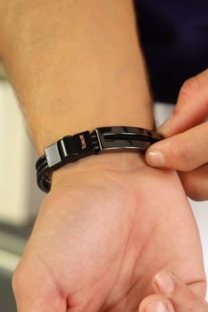 Pulseira em Couro com Cruz ref. TK66